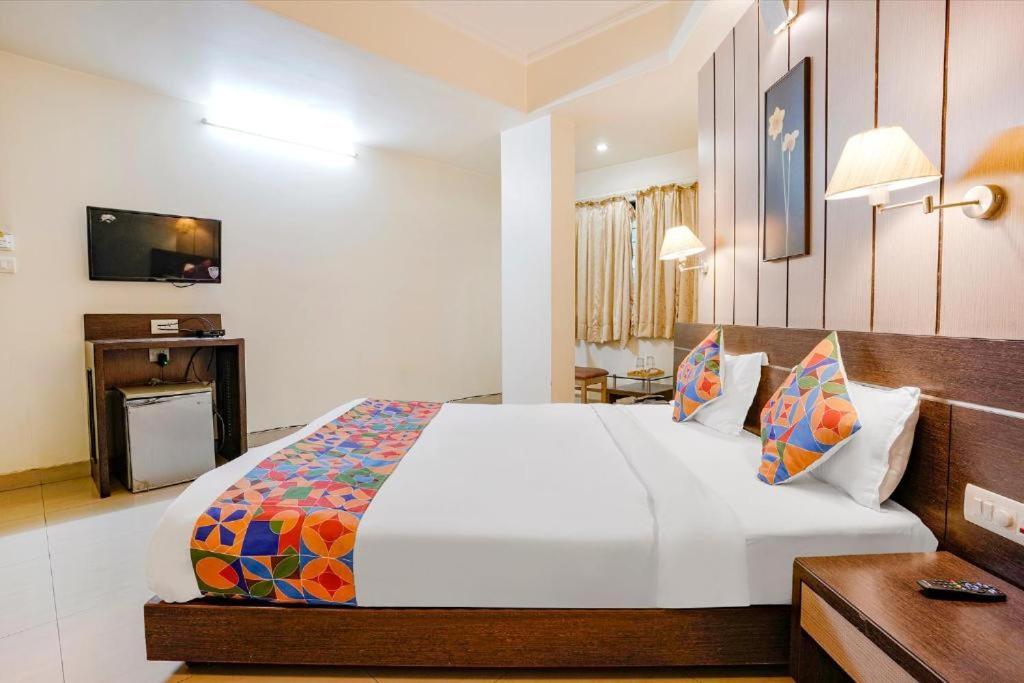 Gandharva Residency Swargate Hotel Pune Bagian luar foto